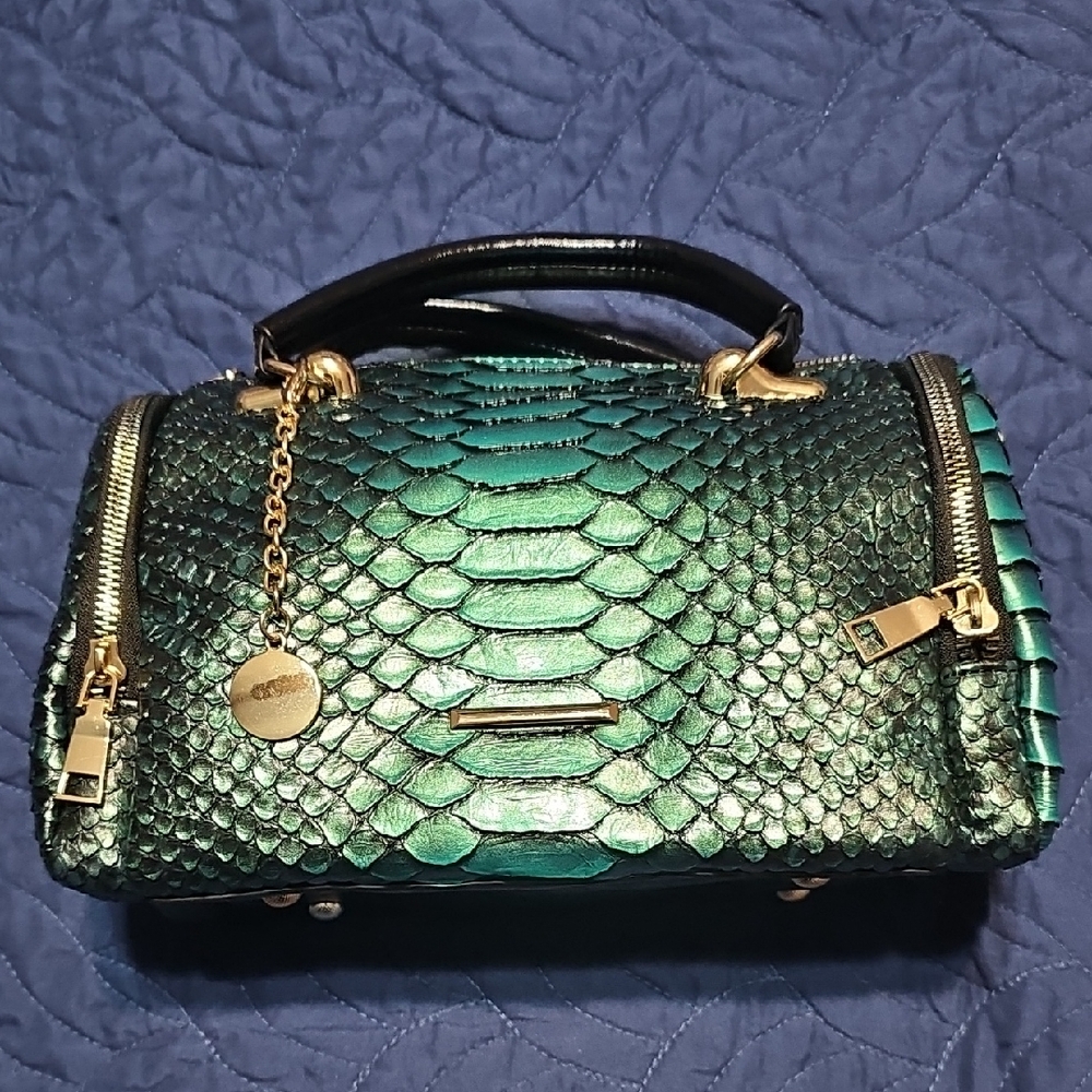 Elegant Green Crocodile Textured Handbag With Crossbody Strap & Photo Holder New